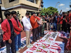 IMM Sidoarjo Gelar Aksi Damai Tabur Bunga untuk Affan Kurniawan