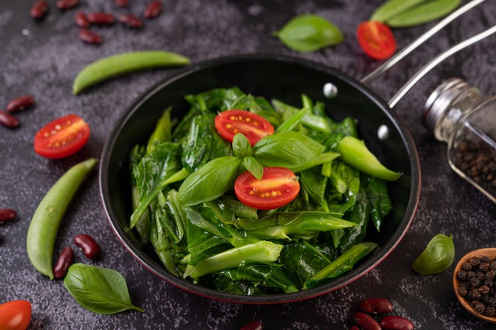 Kangkung mengandung vitamin C yang cukup tinggi, sehingga dapat mempercepat pergantian sel dan meredakan jerawat.