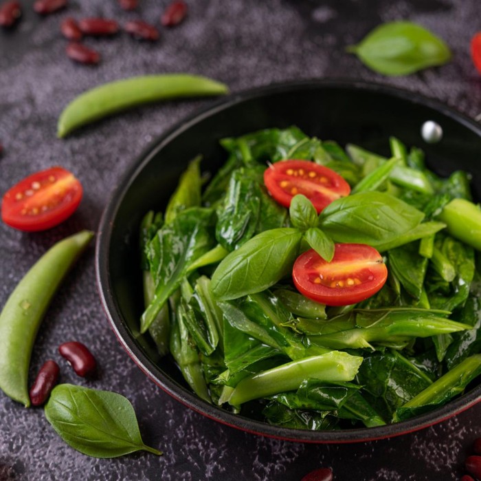Kangkung mengandung vitamin C yang cukup tinggi, sehingga dapat mempercepat pergantian sel dan meredakan jerawat.