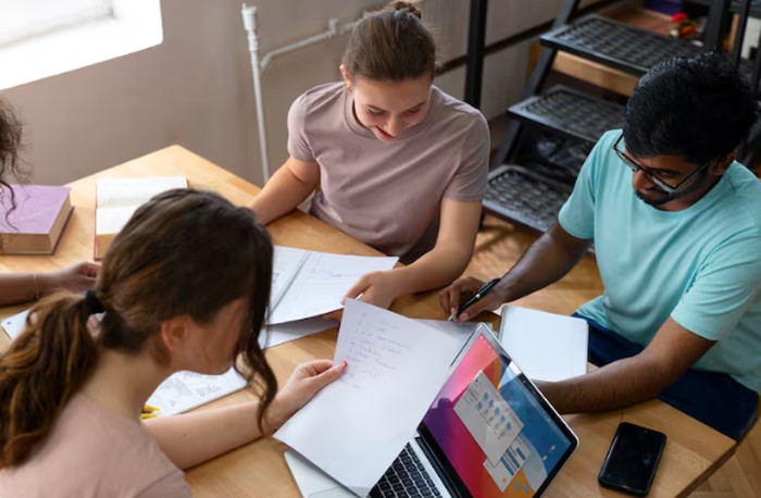 Aktif ikuti organisasi. Selain akademik, pemberi beasiswa pertimbangkan keaktifan mahasiswa selama kuliah/ Foto: freepik.com/freepik