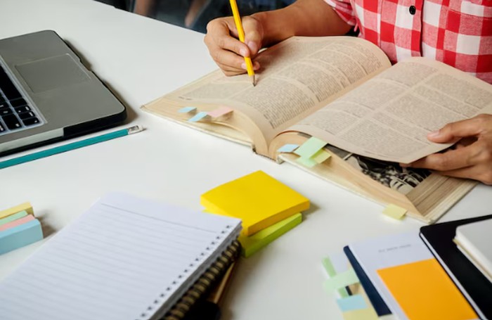 Pelajari persyaratan beasiswa. Segera siapkan semua dokumen/ Foto: freepik.com/mindandi