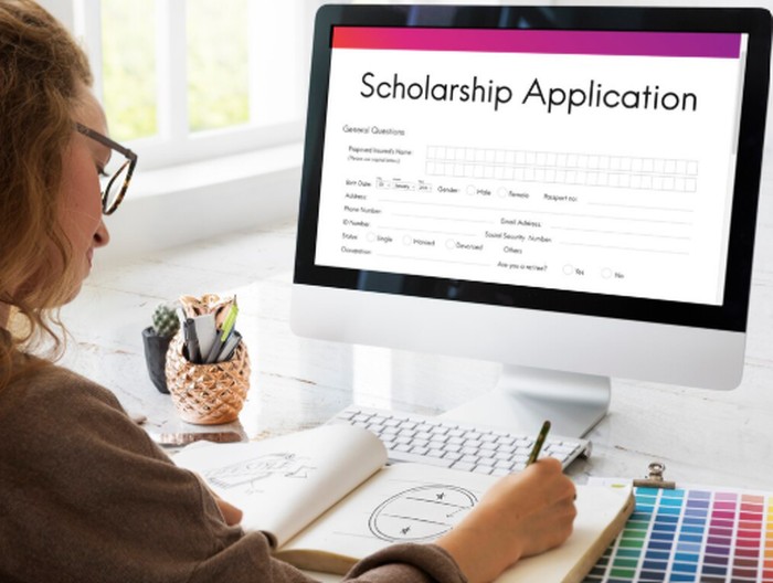 Tips mencari beasiswa kuliah untuk mahasiswa baru adalah cari informasi sebanyak-banyaknya. Selalu pantau website pemberi beasiswa/Foto: freepik.com/rawpixel.com