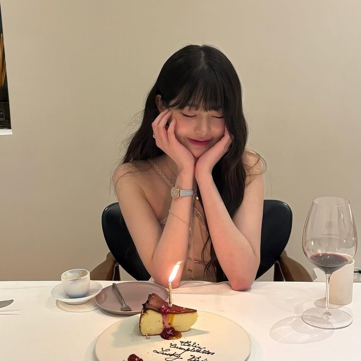 <p>Wonyoung mulai dikenal secara global setelah mengikuti acara <em>Produce 48</em>, ia meraih peringkat pertama di episode akhir dengan perolehan suara sebanyak lebih dari 338 ribu orang. Kini, ia bergabung bersama <em>girl group</em> IVE yang berada di bawah naungan Starship Entertainment.&nbsp;&nbsp;(Foto: Instagram@for_everyoung10)</p>