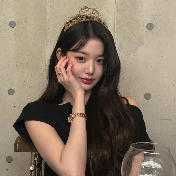 <p>Kecantikan Wonyoung tentunya seringkali menjadi perbincangan hangat. Ia bahkan sampai dikira AI, lho. Dilansir dari laman<em> detikcom,</em> hal tersebut diketahui langsung melalui hasil pemotretannya bersama brand kecantikan Korea AMUSE yang diunggah di Instagram. &ldquo;Dengan visual seperti itu, dia bisa dianggap AI,&rdquo; tulis seorang netizen. &ldquo;Benar-benar cantik dari AI,&rdquo; tulis netizen lainnya.&nbsp;(Foto: Instagram@for_everyoung10)</p>