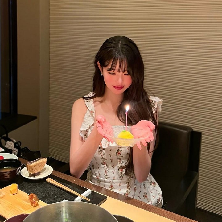 <p>Pada<em> postingan</em> itu, Wonyoung terlihat membagikan beberapa foto bersama kue ulang tahunnya. Ia pun menuliskan <em>caption</em> dengan mencantumkan usianya. &ldquo;22,&rdquo; dilengkapi dengan emoticon hati berwarna hitam, dikutip dari laman Instagram <em>@for_everyoung10,</em> Senin (1/9/2025).&nbsp;(Foto: Instagram@for_everyoung10)</p>