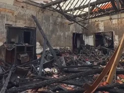 Tempat Kerja Jadi Arang, Ini 7 Potret Emil Dardak Kunjungi Kantor Usai Dibakar Massa