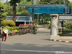 Kantor Sri Mulyani Dijaga TNI Bersenjata Laras Panjang
