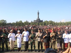 Kapolda Bali Hadiri Apel Pecalang, Tegaskan Komitmen Jaga Keamanan