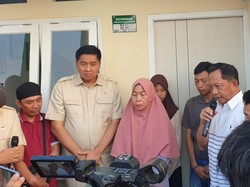 Video: Sujud Syukur Orang Tua Affan Terima Bantuan Rumah dari Prabowo