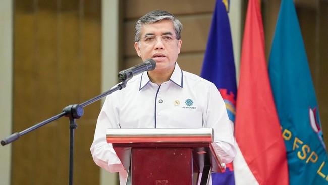 Yassierli menegaskan bahwa dalam menghadapi tantangan ketenagakerjaan, dibutuhkan kolaborasi pemerintah, Serikat Pekerja/Serikat Buruh (SP/SB), dan dunia usaha.