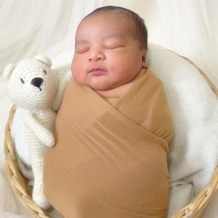<p>Dalam unggahan ini, Kimmy juga tak lupa mengumumkan nama anak ketiganya ke publik, Bunda. Kimmy dan suami sepakat memberi nama sang putra, Henry Benjamin Gregory atau dipanggil Benny. "Henry Benjamin Gregory telah lahir ke dunia ini pada 28/8/25. 3,8kg Big Bennyyy," ungkap Kimmy. (Foto: Instagram @kimmyjayanti)</p>