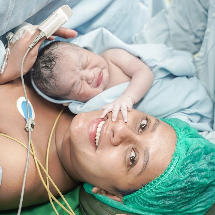 <p>Kabar bahagia datang dari model Kimmy Jayanti. Istri mantan pemain sepak bola Greg Nwokolo ini baru saja melahirkan anak ketiganya pada Kamis, 28 Agustus 2025. Anak ketiga Kimmy dan Greg ini berjenis kelamin laki-laki, Bunda. (Foto: Instagram @kimmyjayanti)</p>