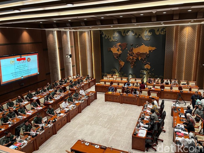 Komisi I DPR RI menggelar rapat kerja bersama Wakil Menteri Pertahanan Marsekal Donny Ermawan, Wakil Panglima TNI Jendera Tandyo Budi Revita. (Anggi/detikcom)