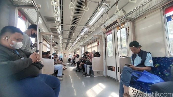 KRL Bogor-Jakarta Kota, Senin (1/9/2025) pagi ini lebih sepi dari biasanya.
