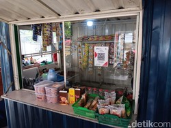 Masih Perih Gas Air Mata, Pedagang Kwitang Nekat Buka Lapak