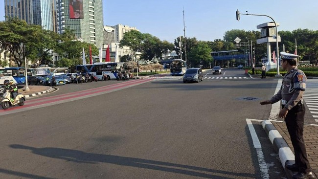 Lalu Lintas Jakarta Lancar di Tengah Imbauan WFH dan PJJ Sejumlah ruas jalanan utama Jakarta dilaporkan dalam kondisi lengang dan lancar arus lalu lintas, Senin (1/8) pagi, di tengah imbauan WFH dan PJJ.