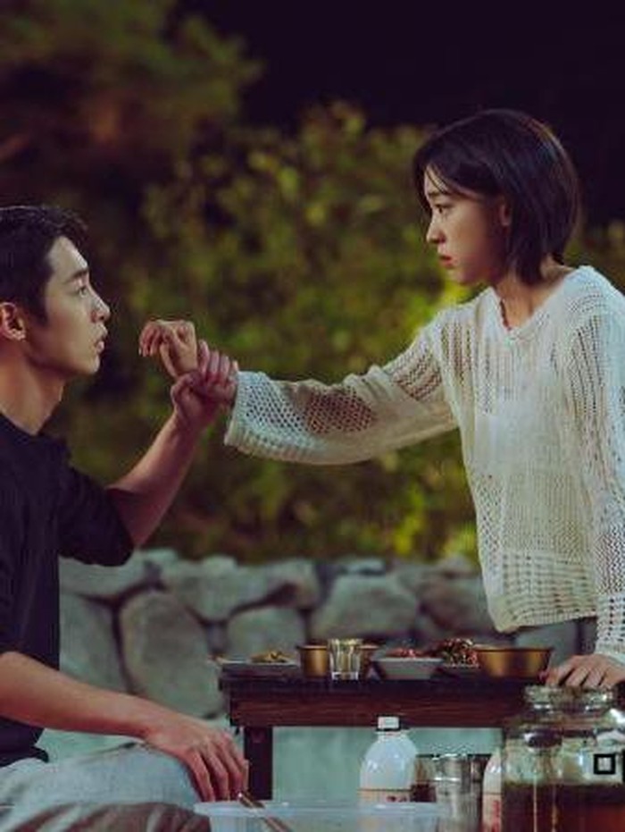 Tidak hanya Lee Jae Wook dan Choi Sung Eun yang menghidupkan drama Last Summer, berbagai pemeran yang mengesankan turut menambah keseruan drama berkat penampilan mereka yang kuat.