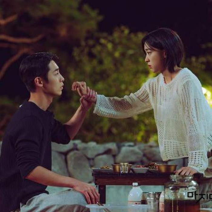 Last Summer menyajikan kisah romansa sepasang anak kembar laki-laki dengan tetangga masa kecil mereka.