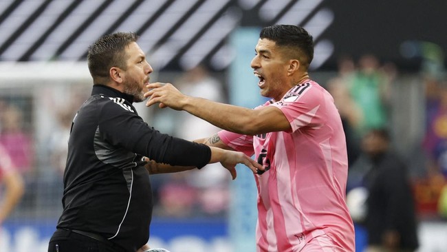 Inter Miami Kalah di Final, Suarez Ludahi Staf Pelatih Sounders Aksi kontroversial dilakukan Luis Suarez yang kedapatan meludahi staf pelatih lawan saat Inter Miami dipermalukan Seattle Sounders.