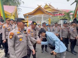 Aksi Demo di DPRD Riau Berlangsung Damai, Mahasiswa dan Polisi Salaman
