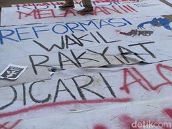 Mahasiswa FISIP Untan Tabur Cotton Bud Sindir Wakil Rakyat Budek