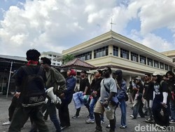 Sampaikan 11 Tuntutan, Massa Demo di DPRD DIY Bubarkan Diri