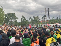Ratusan Driver Ojol Demo di Polda Sumut, Serahkan Foto Affan ke Kapolda