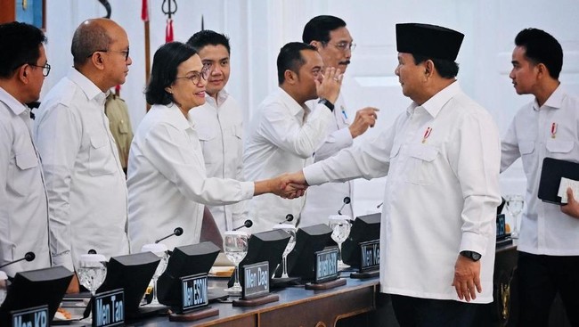 Menteri Keuangan Sri Mulyani mengunggah foto rapat dengan Presiden Prabowo Subianto di istana pada Minggu (31/8).