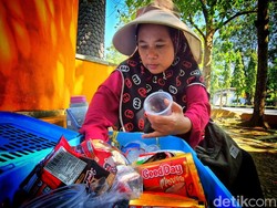 Kisah Ninda, Penjual Kopi Keliling di Tengah Aksi Demo Sukabumi