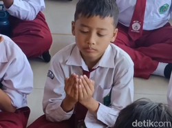 Zikir dan Doa Pelajar SD Kota Pasuruan agar Indonesia Tetap Damai