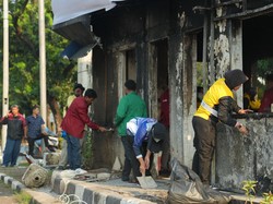 Polwan Ditlantas PMJ Bareng Mahasiswa Bersih-bersih Pospol Rusak Imbas Kericuhan