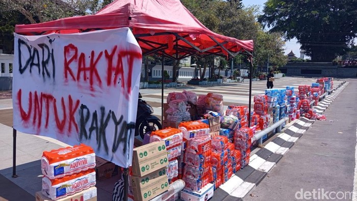 Di tengah kekacauan aksi #WargaBantuWarga menekankan solidaritas ekonomi, seperti ajakan membeli produk UMKM lokal untuk menjaga roda ekonomi tetap berputar.