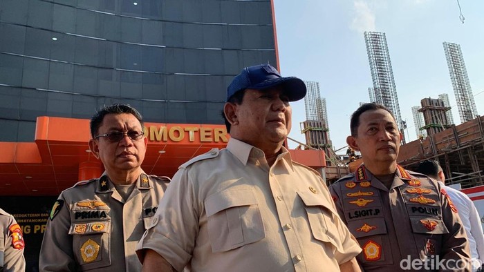 Presiden Prabowo Subianto menjenguk polisi yang terluka imbas menjaga demo di RS Polri, Kramat Jati, Jakarta Timur. (Firda/detikcom)