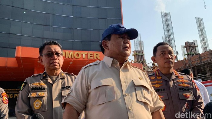 Presiden Prabowo Subianto menjenguk polisi yang terluka imbas menjaga demo di RS Polri, Kramat Jati, Jakarta Timur. (Firda/detikcom)