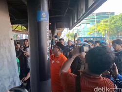 Rano Ikut Bersih-bersih Halte Senen, Imbau Jangan Rusak Fasilitas Umum