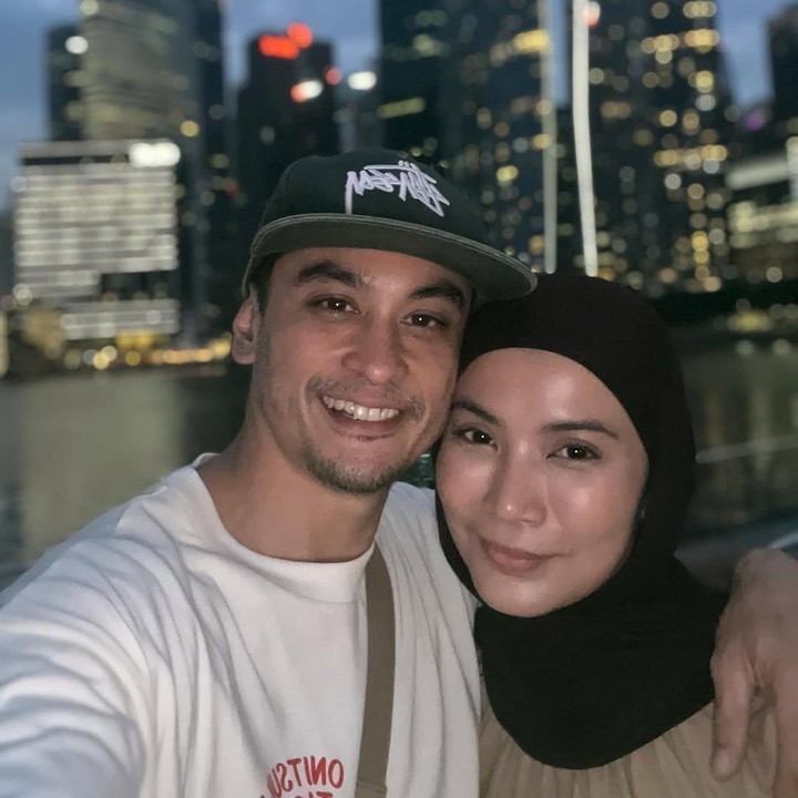 <p>Dalam unggahan di Instagram, Reuben juga sering mem-<em>posting</em> foto sang istri. Pada perayaan Hari Ibu beberapa waktu lalu, Reuben menuliskan pesan romantis untuk istrinya ini. "Terima kasih telah menjadi ibu terbaik untuk buah hati kita, semoga Allah senantiasa melimpahkan rahmat dan kasih sayang-Nya.. Selamat hari ibu," tulisnya. (Foto: Instagram @reuben_elishama)</p>