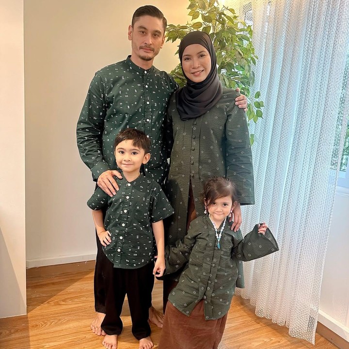 <p>Aktor Reuben Elishama resmi menikah dengan Shenty Feliziana pada 13 April 2018. Dari pernikahan ini, Reuben dan istri dikaruniai dua anak, yakni Biru Abiyyu Yusuf dan Jana Sanari. Sebelum menikah dengan Shenty, Rauben pernah menikah dengan Irna Mareta dan dikaruniai seorang anak perempuan. Keduanya resmi bercerai tahun 2001. (Foto: Instagram @reuben_elishama)</p>