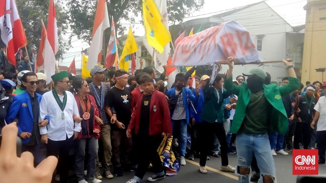 Gelombang aksi demonstrasi masih terjadi di berbagai daerah Indonesia, mulai dari Lampung, Bandung, Ambon, hingga Makassar.