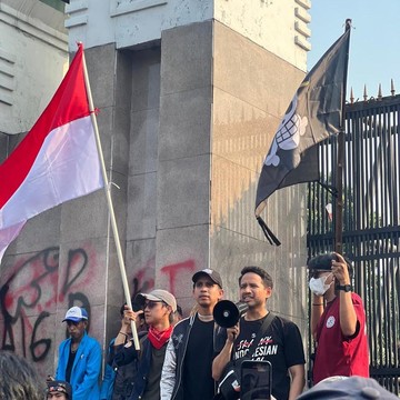 4 Selebritas yang Turun ke Jalan saat Aksi Demo DPR, Ikut Orasi dan Jadi Relawan