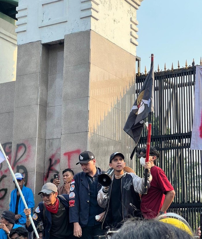 Selebritas yang ikut turun ke jalan