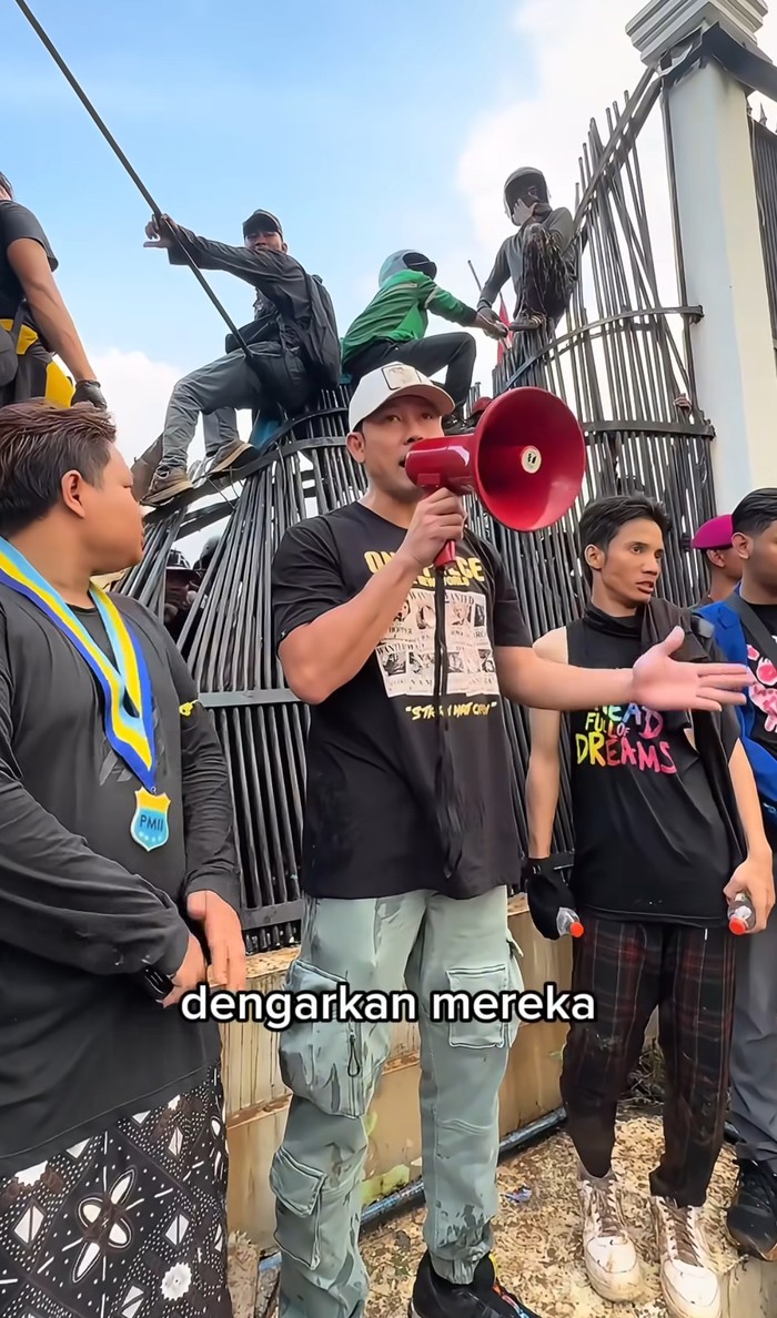 Selebritas yang ikut turun ke jalan