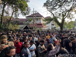 1000 Warga Kawal Aksi Damai yang Berlangsung di DPRD Kota Malang