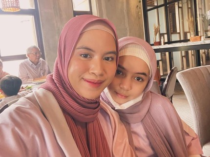 5 Potret Anak Artis Akrab dengan Ibu Sambung, Ada Sienna hingga Bintang Kurniawan