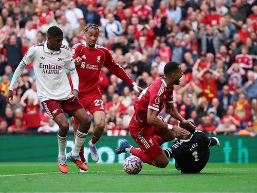Top 3 Sports: Liverpool Hajar Arsenal, Hubner dan Verdonk Tukar Jersey