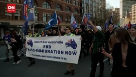 VIDEO: Bentrok Massa Anti vs Pro-Imigrasi hingga Ricuh di Australia