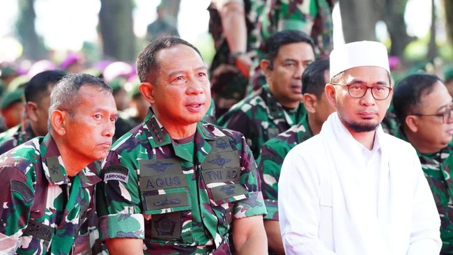 TNI menggelar doa istighosah di Monas, Jakarta, dipimpin Panglima TNI Agus Subiyanto. Kegiatan ini bertujuan menjaga persatuan dan spiritualitas bangsa.