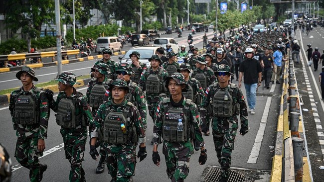 Berbeda dengan Masa Lalu Mabes TNI menjelaskan imbauan pembentukan PAM Swakarsa, menekankan partisipasi masyarakat dalam keamanan lingkungan, berbeda dari konteks politik masa lalu.