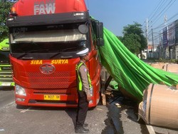 Truk Muat Baja di Lamongan Ngerem Mendadak, Gulungan Hantam Kabin