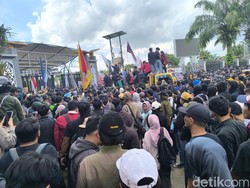 Massa Aksi Samarinda Berdatangan ke DPRD Kaltim, Bawa 11 Tuntutan
