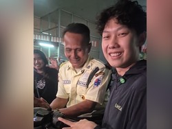 Video Willie Salim Beri Bantuan ke Satpam yang Motornya Terbakar saat Demo